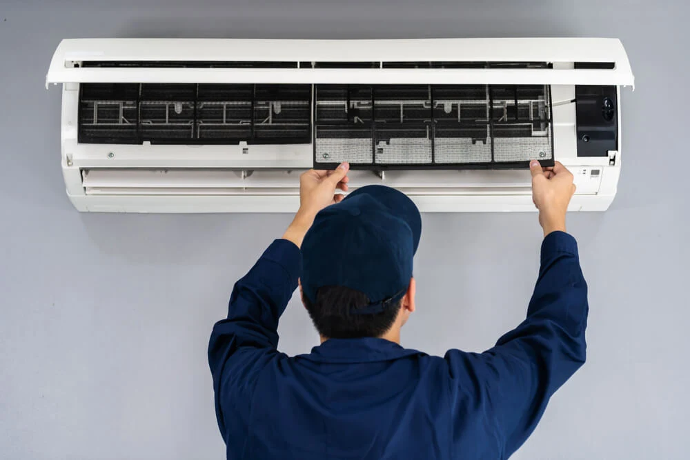 Técnico cuidando de um aparelho de ar-condicionado split